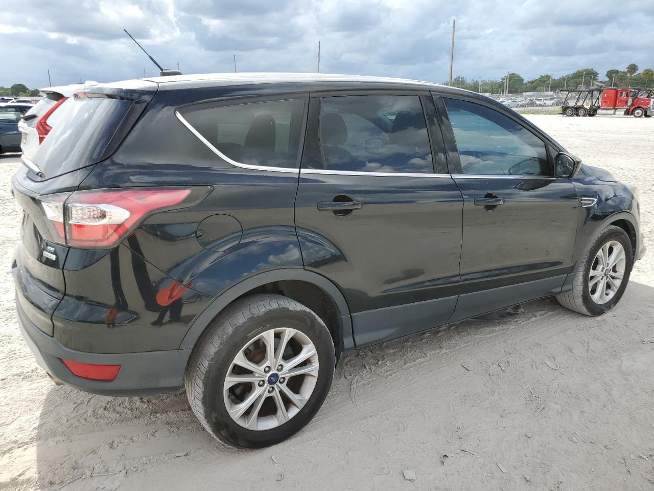 1FMCU0GDXHUB00990 2017 Ford Escape Se