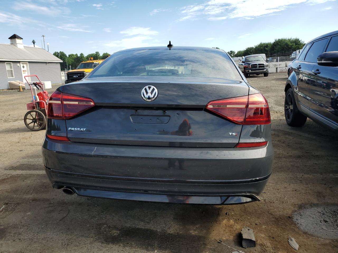 2018 Volkswagen Passat S vin: 1VWAA7A39JC018223