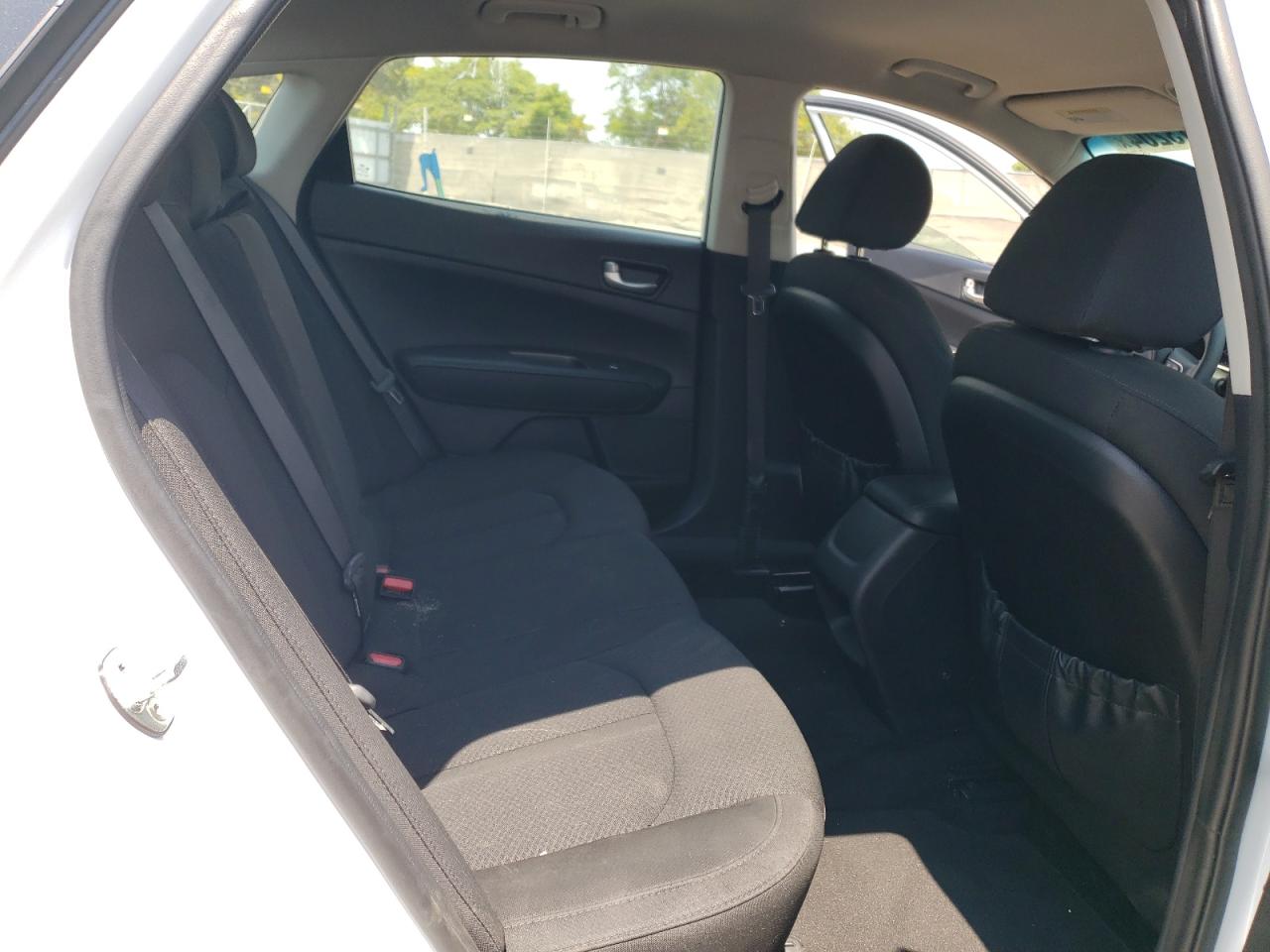 5XXGT4L35JG215599 2018 Kia Optima Lx