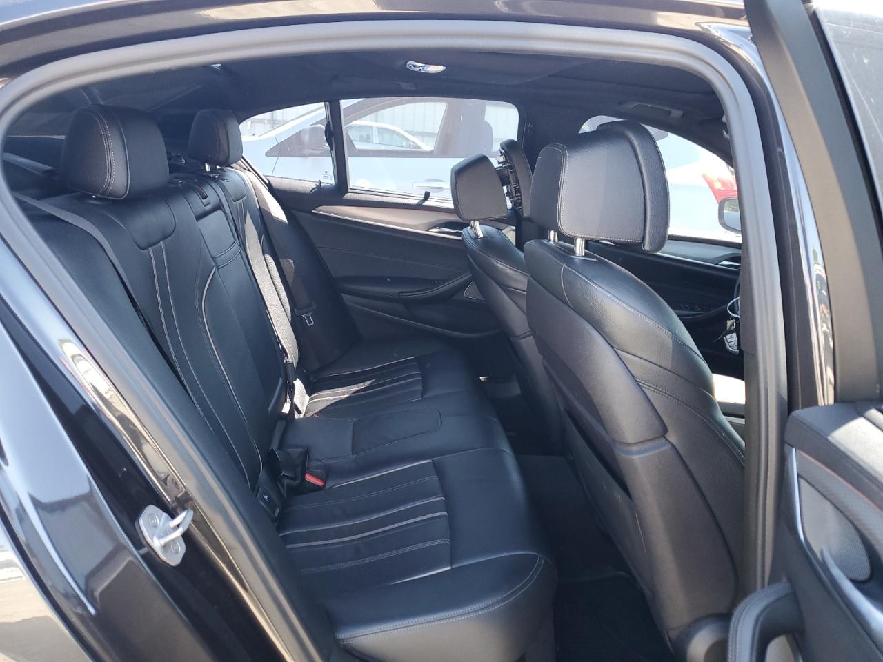 WBAJE7C57JWC54664 2018 BMW 540 Xi