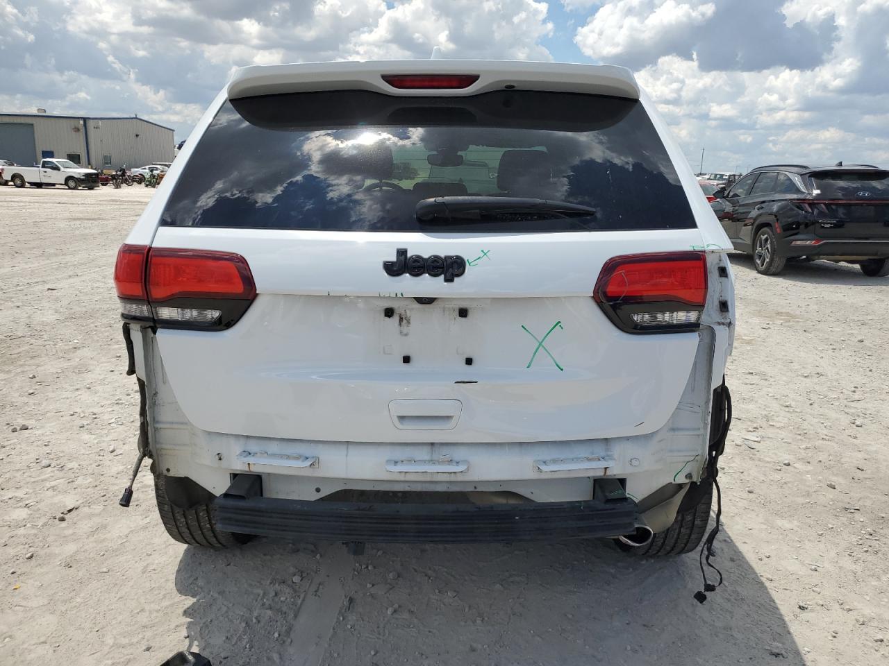 1C4RJEAG0JC246740 2018 Jeep Grand Cherokee Laredo