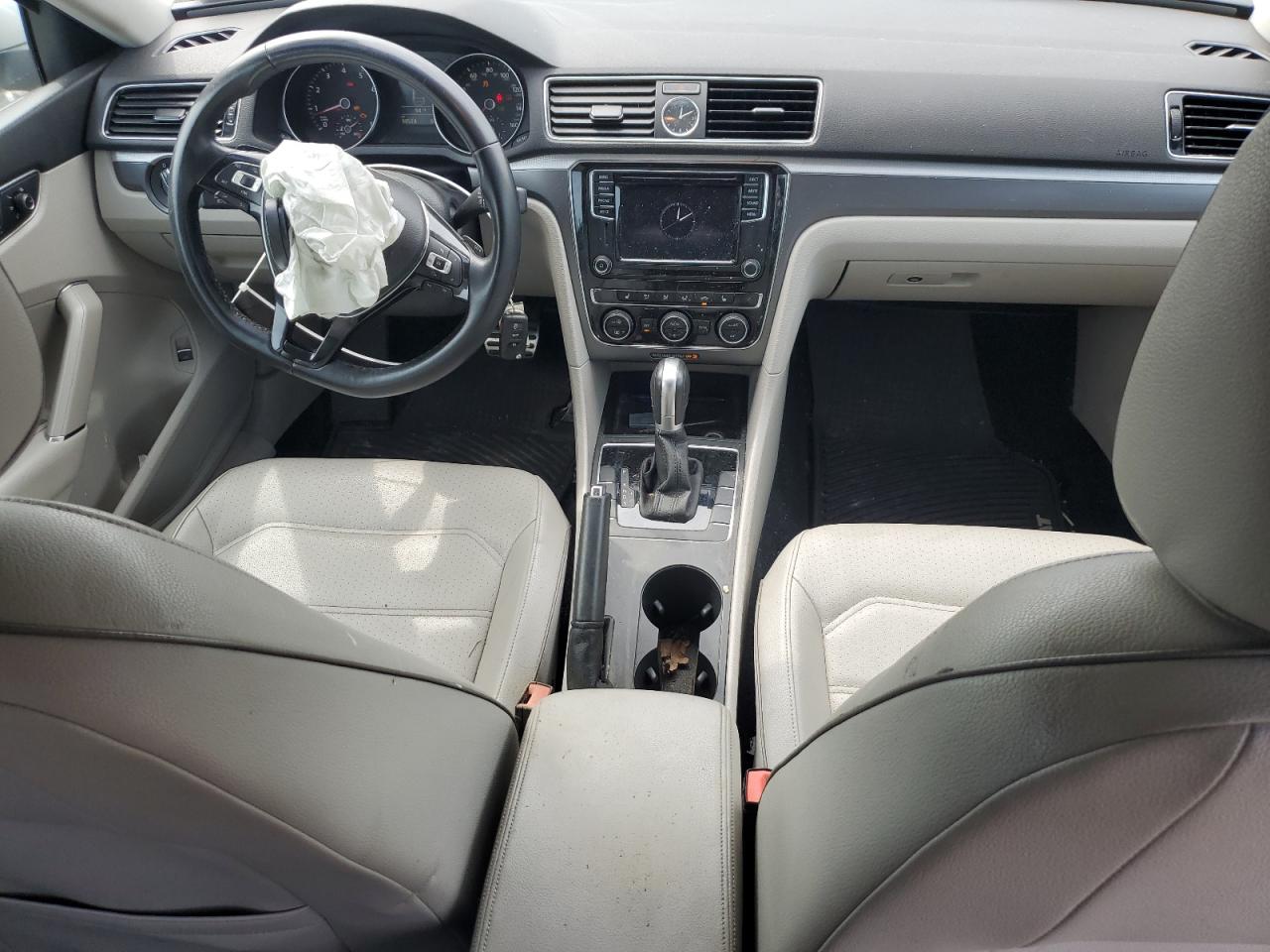 1VWDT7A32HC044261 2017 Volkswagen Passat R-Line