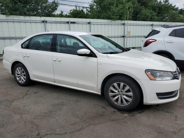 2015 VOLKSWAGEN PASSAT S - 1VWAT7A34FC020429