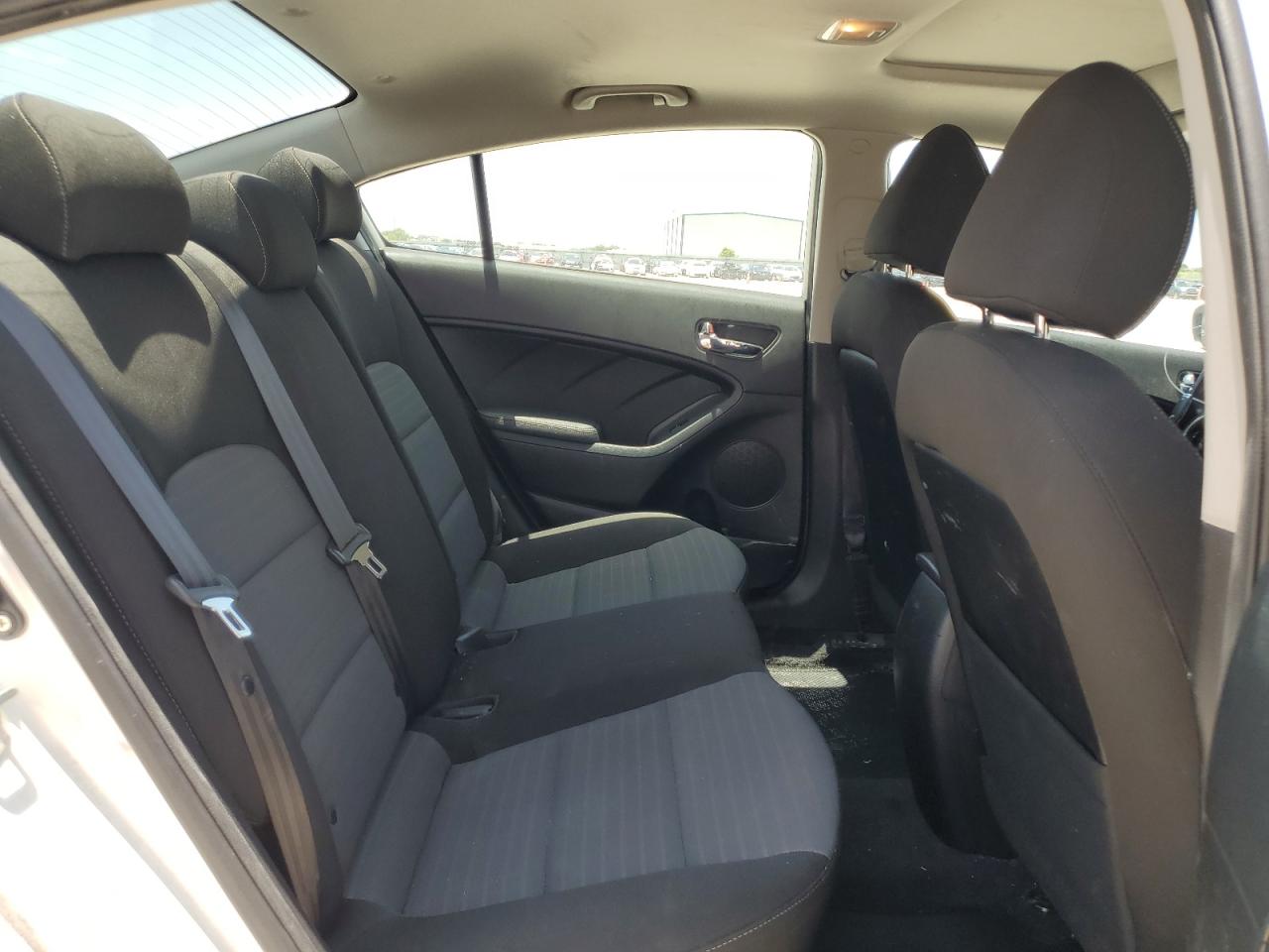 3KPFL4A74JE213207 2018 Kia Forte Lx