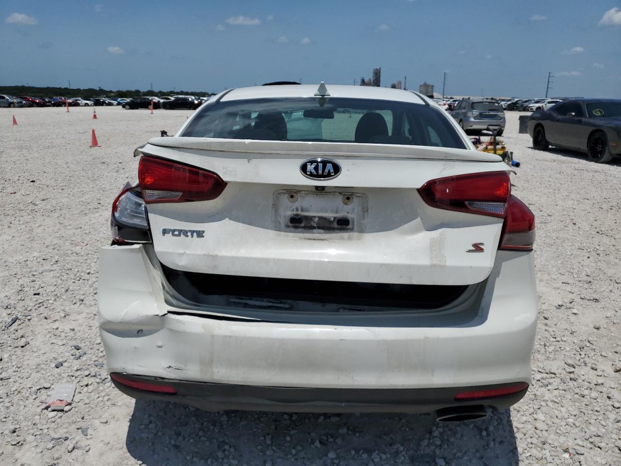 3KPFL4A74JE213207 2018 Kia Forte Lx