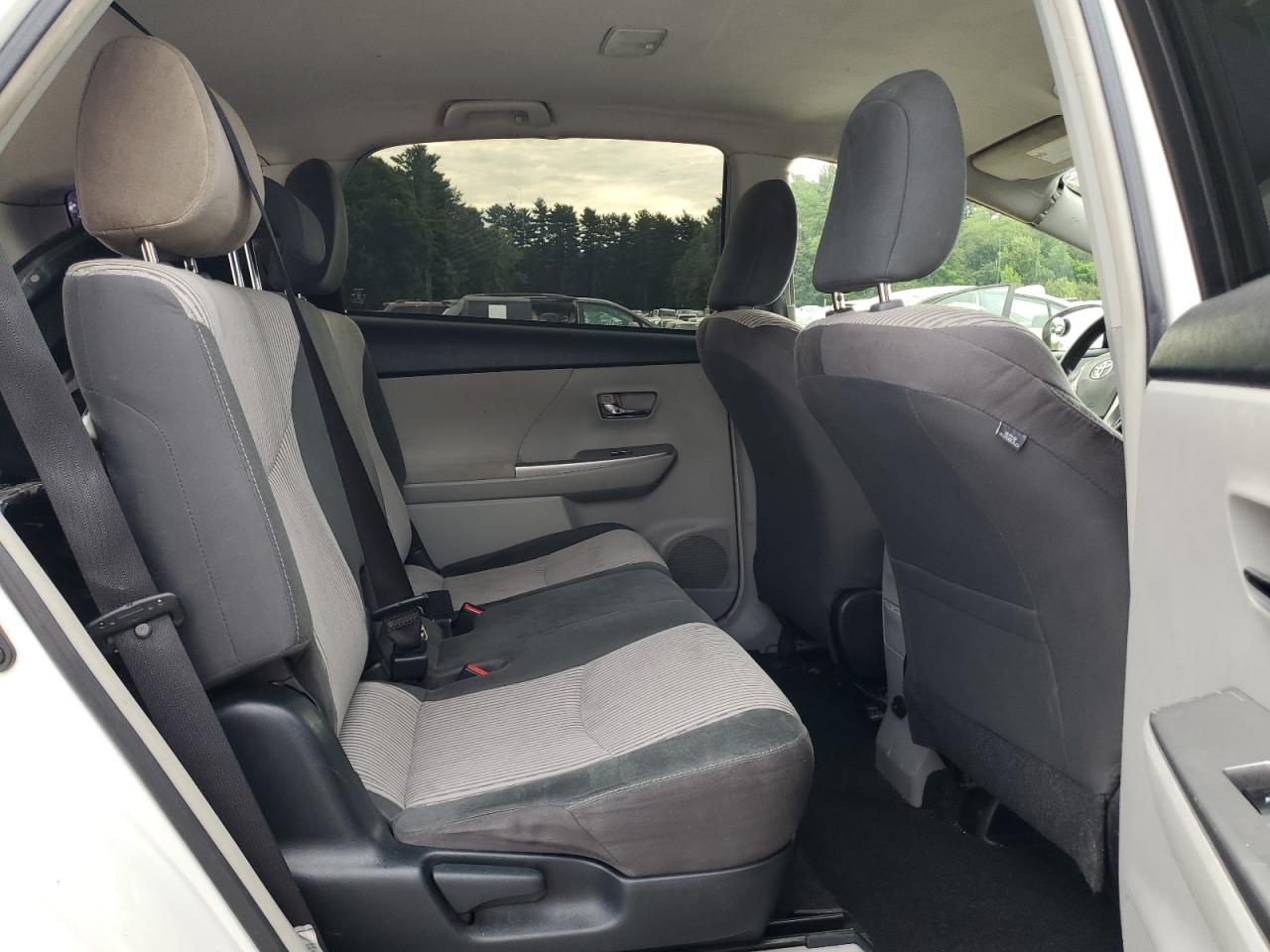 JTDZN3EU1HJ066424 2017 Toyota Prius V