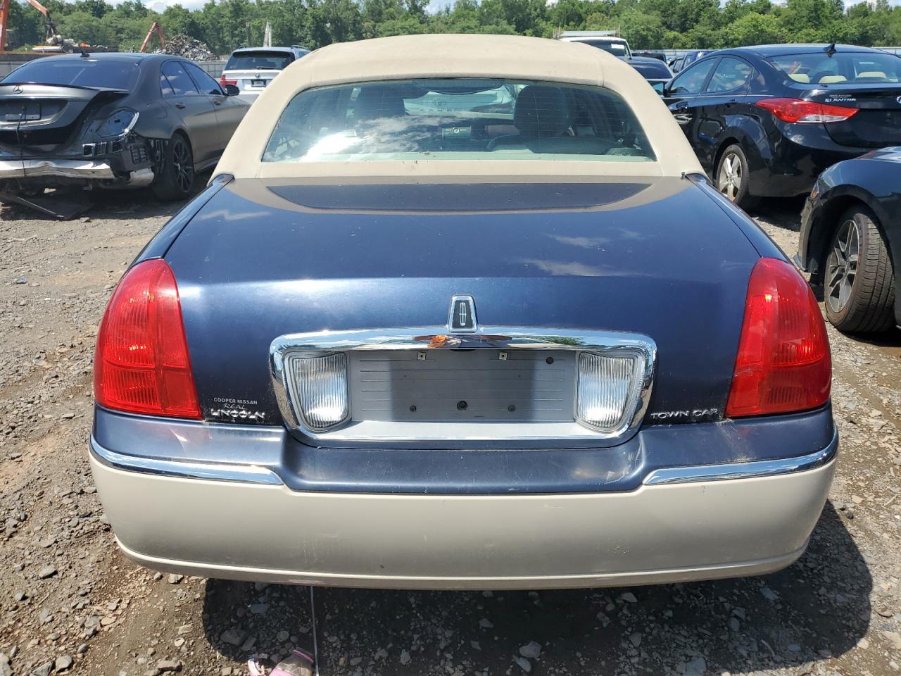 1LNHM81WX3Y687255 2003 Lincoln Town Car Executive