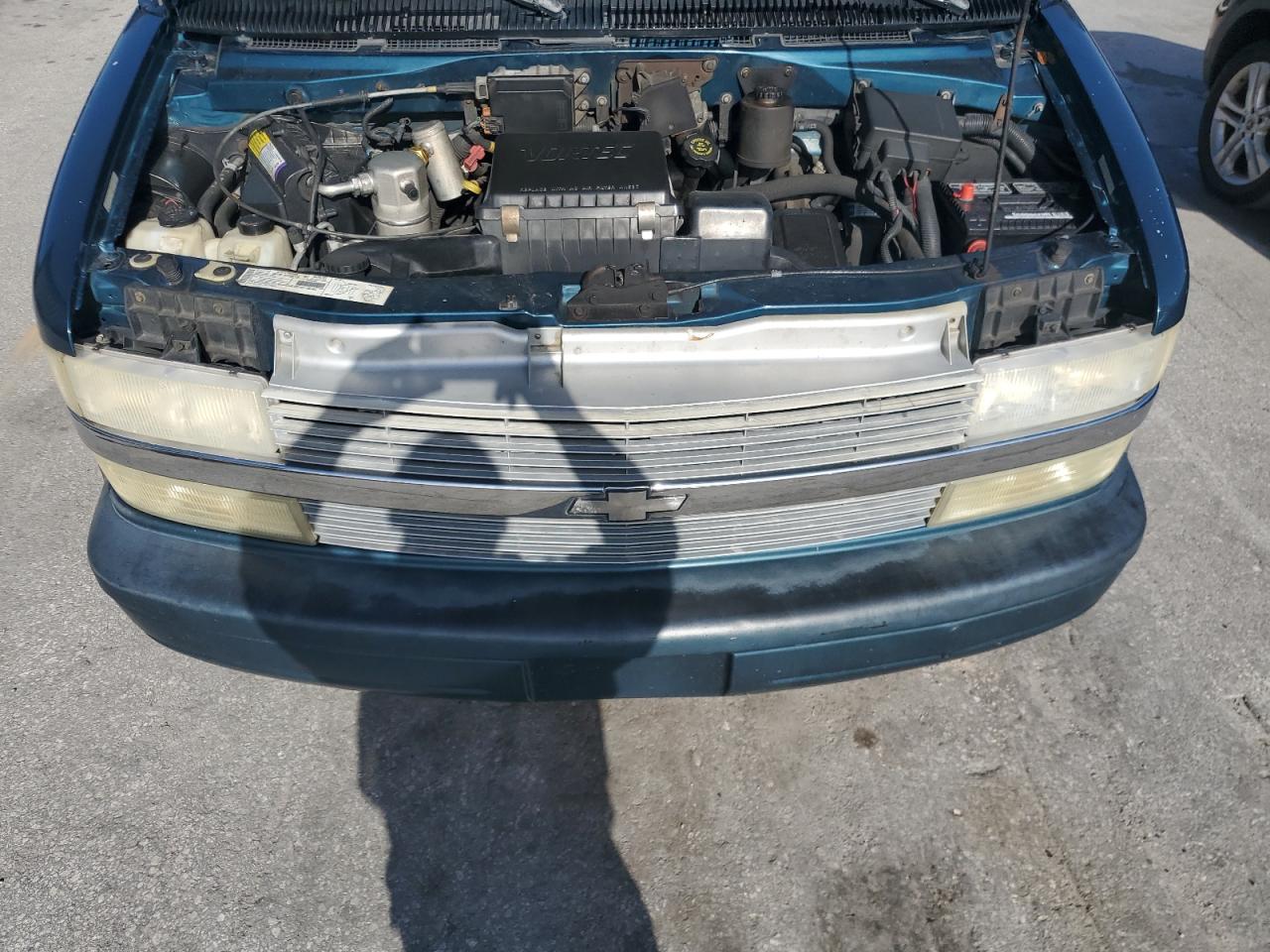 1GNDM19W9YB147105 2000 Chevrolet Astro