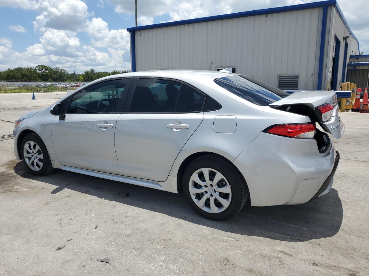 2022 Toyota Corolla Le vin: 5YFEPMAE1NP390266