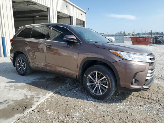 VIN 5TDJZRFH9JS870730 2018 Toyota Highlander, SE no.4