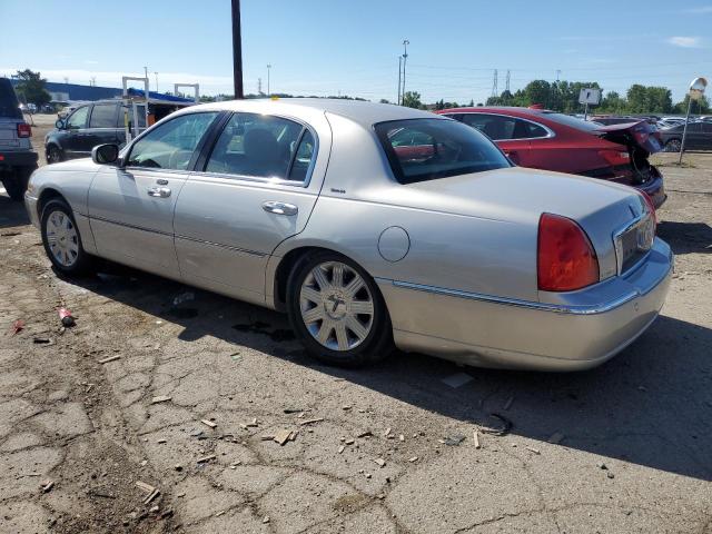 LINCOLN TOWN CAR U 2004 beige  gas 1LNHM83W24Y617862 photo #3