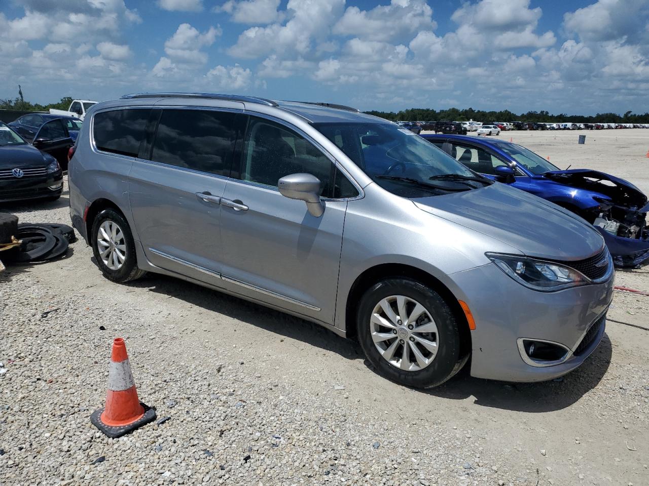 2019 Chrysler Pacifica Touring L vin: 2C4RC1BG4KR593238