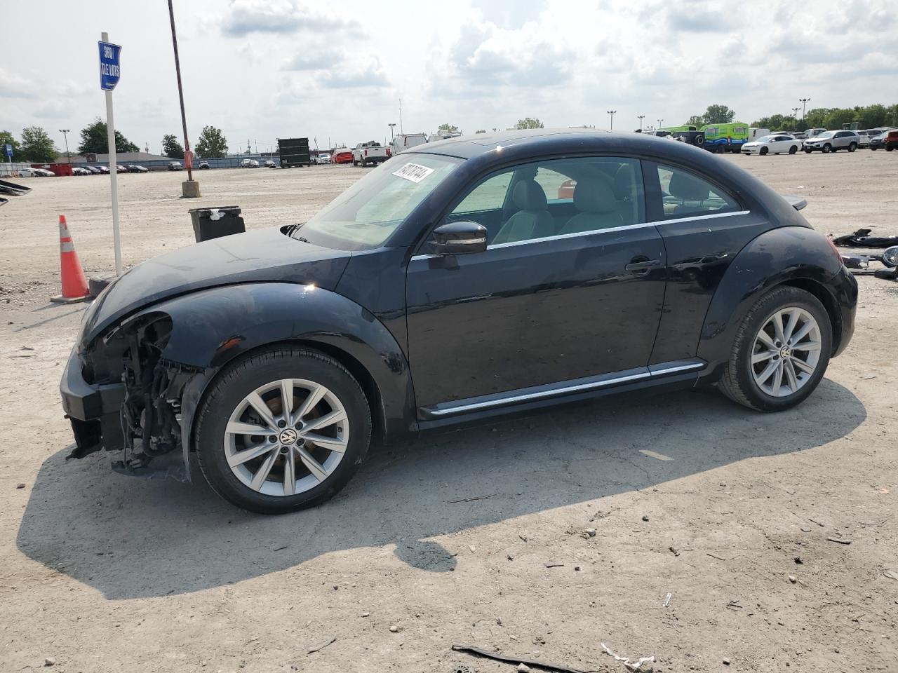 3VWJD7AT1JM727699 VOLKSWAGEN BEETLE SE 2018