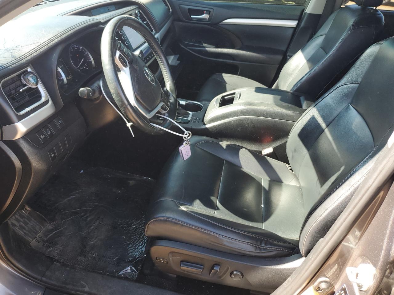 5TDJZRFH3KS919065 2019 Toyota Highlander Se