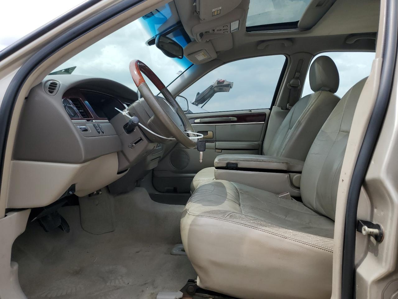 1LNHM82W65Y621724 2005 Lincoln Town Car Signature Limited