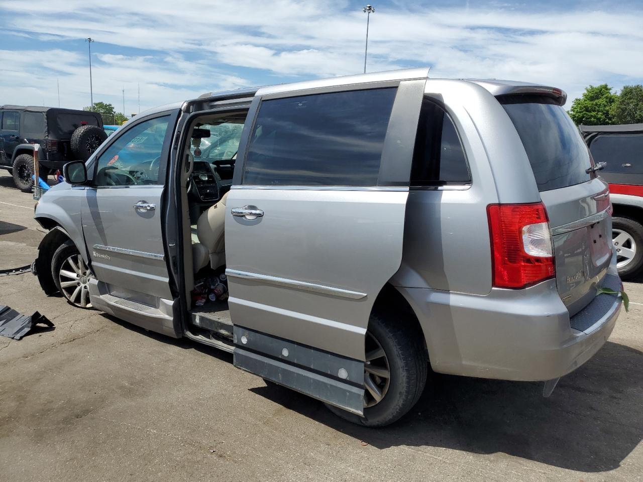 2C4RC1GG4GR283283 2016 Chrysler Town & Country Limited Platinum