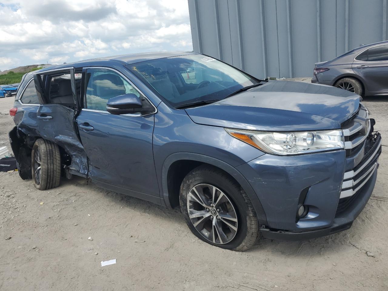 5TDZZRFH0JS283058 2018 Toyota Highlander Le