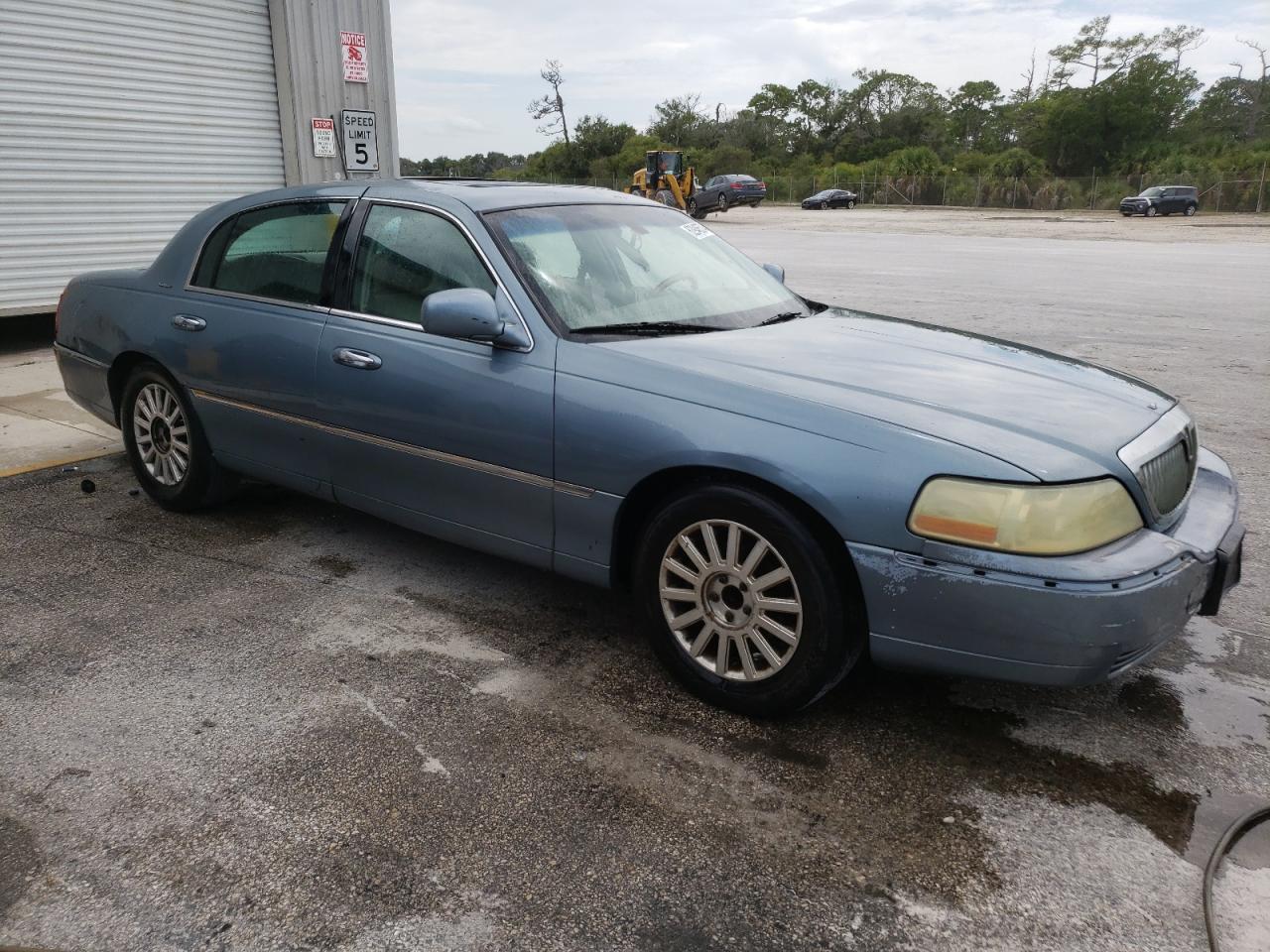 1LNHM82W43Y689825 2003 Lincoln Town Car Signature