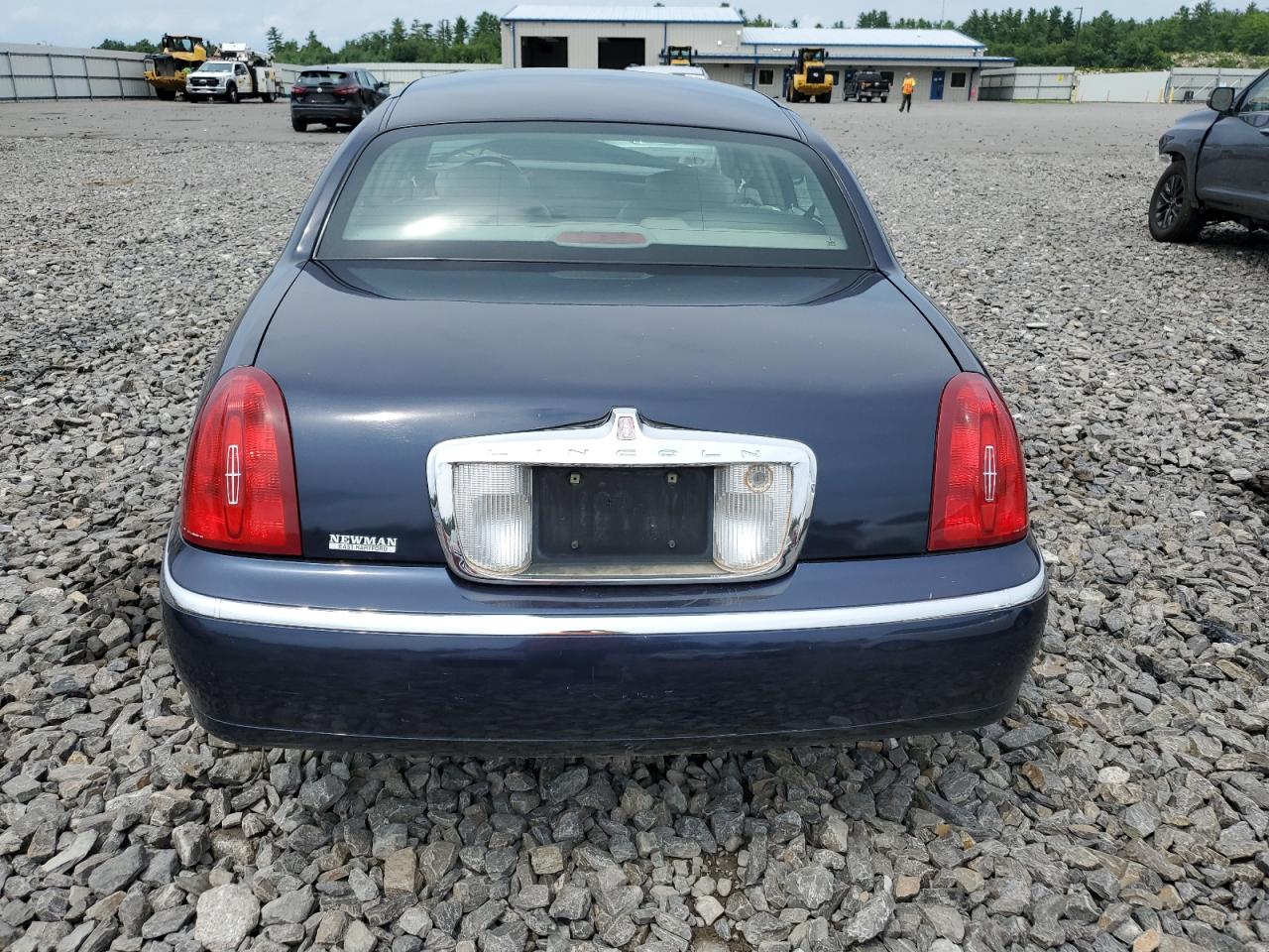 Lot #2902816399 2001 LINCOLN TOWN CAR S