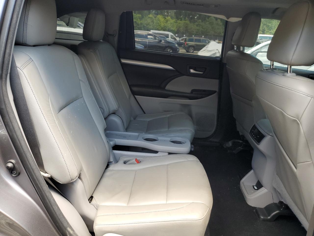 5TDJZRFH7HS521754 2017 Toyota Highlander Se