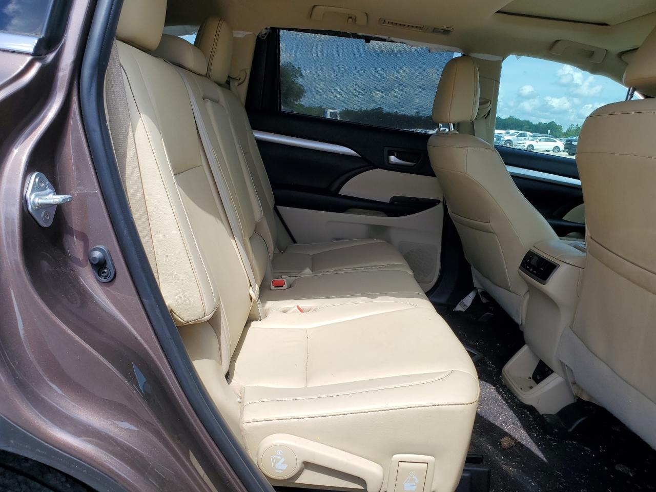 5TDKZRFH7KS351388 2019 Toyota Highlander Se