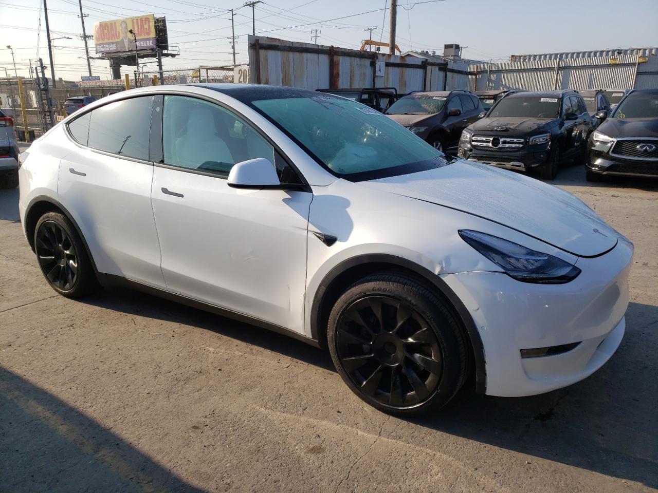 2022 Tesla Model Y vin: 7SAYGDEE2NF358111