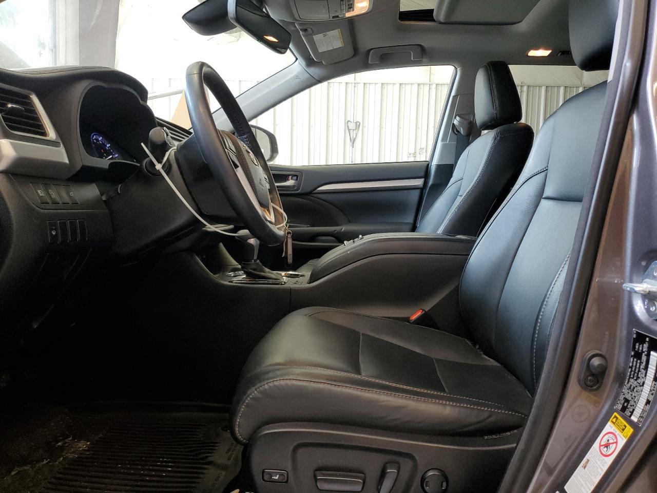 5TDJZRFH0HS387766 2017 Toyota Highlander Se