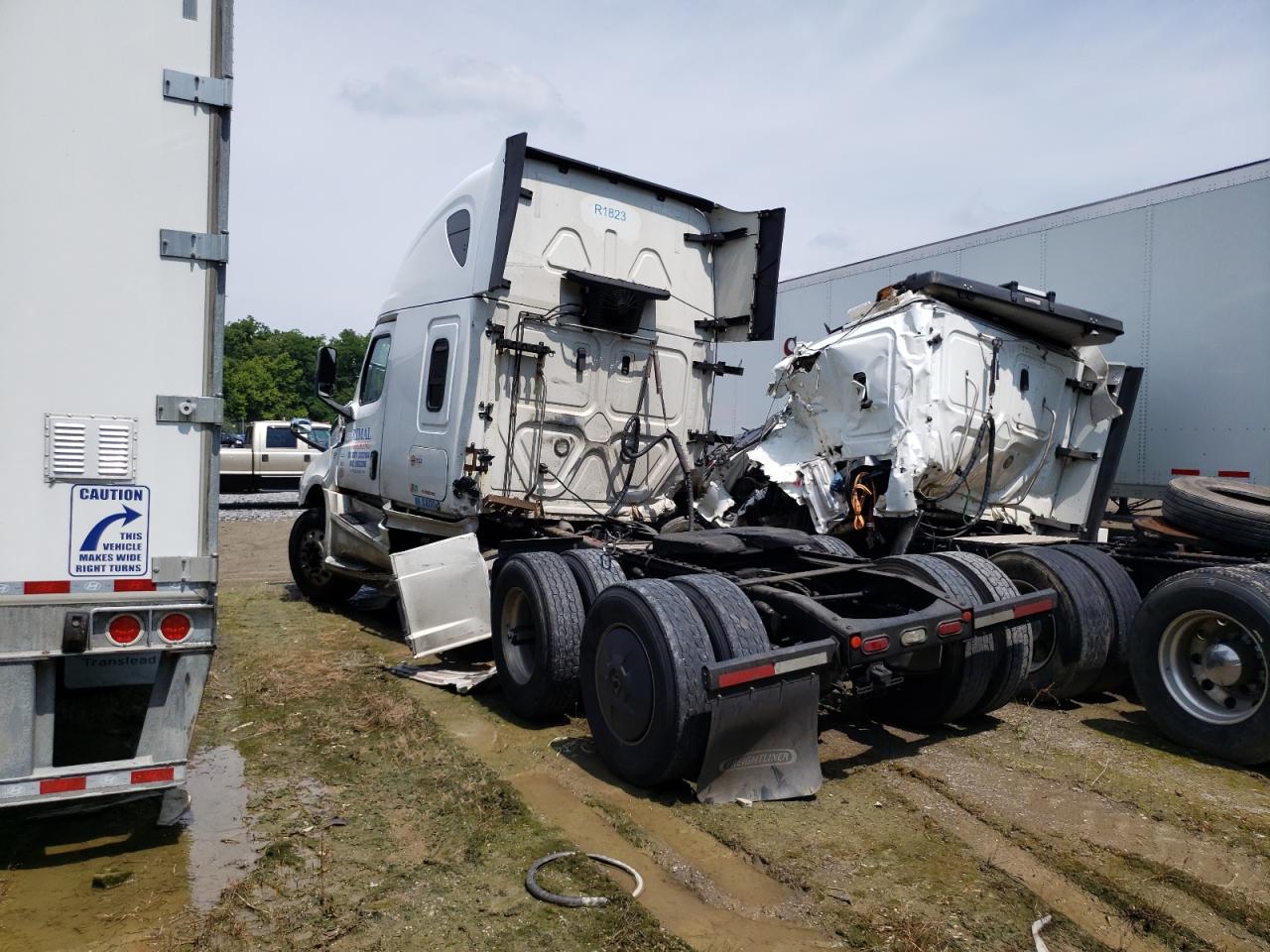 Lot #2723471747 2018 FREIGHTLINER CASCADIA 1