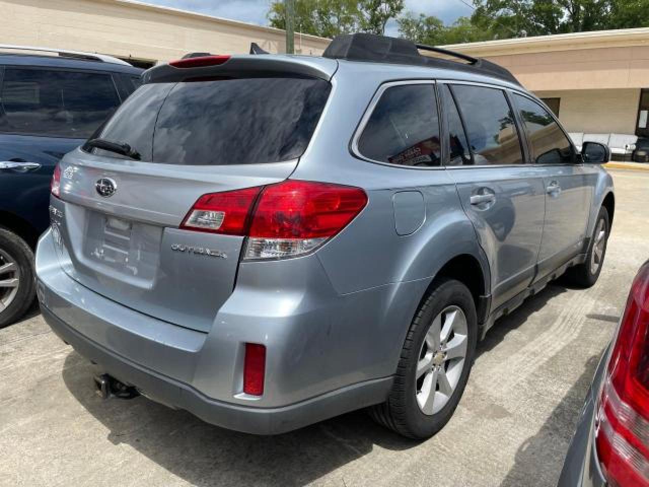 2014 Subaru Outback 2.5I Premium vin: 4S4BRCCC5E3201769