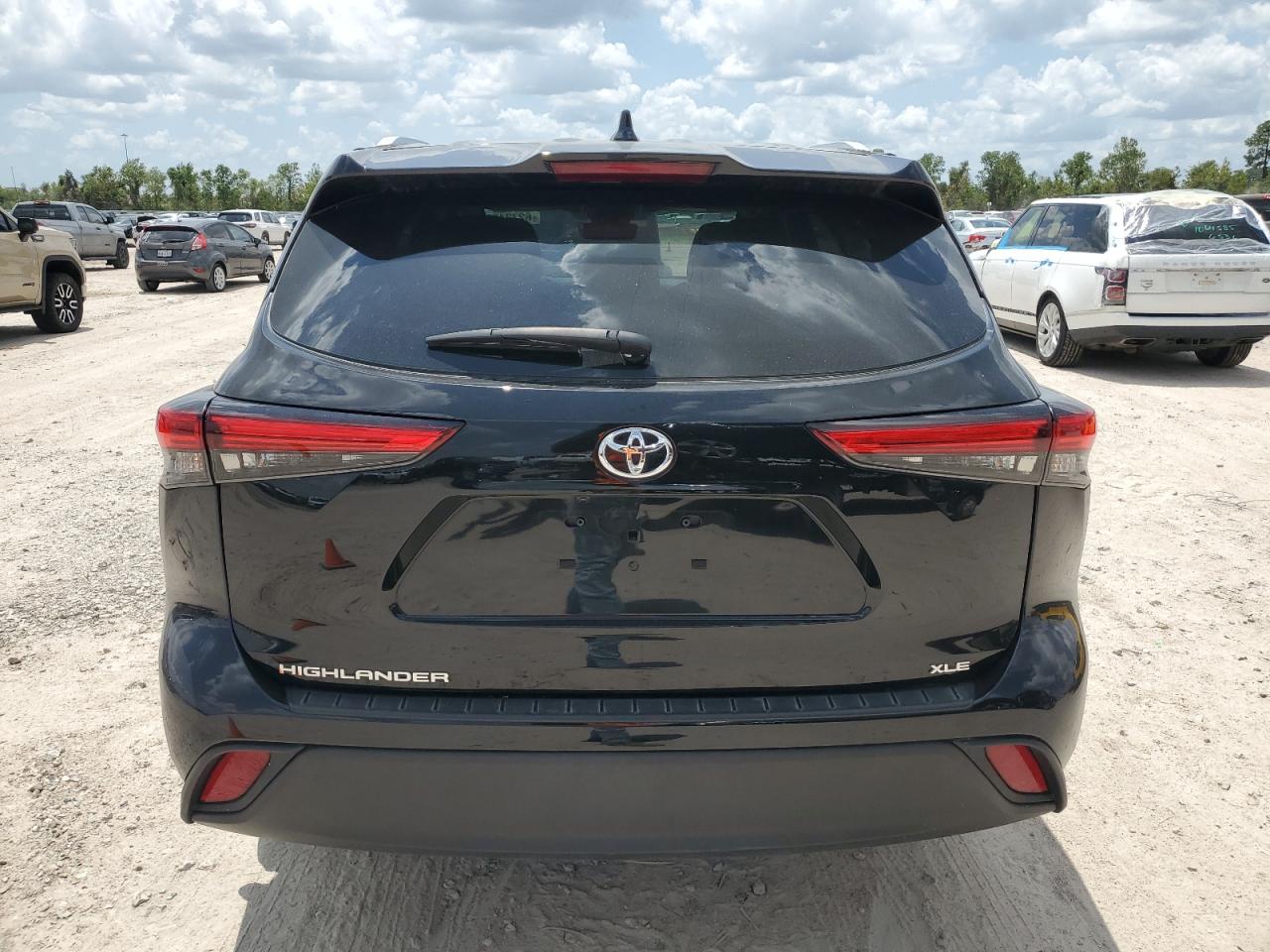 2022 Toyota Highlander Xle vin: 5TDGZRAH8NS137866