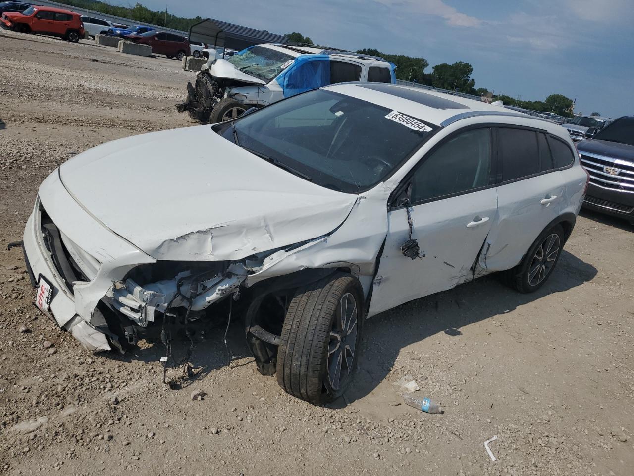 Lot #2989515849 2018 VOLVO V60 CROSS