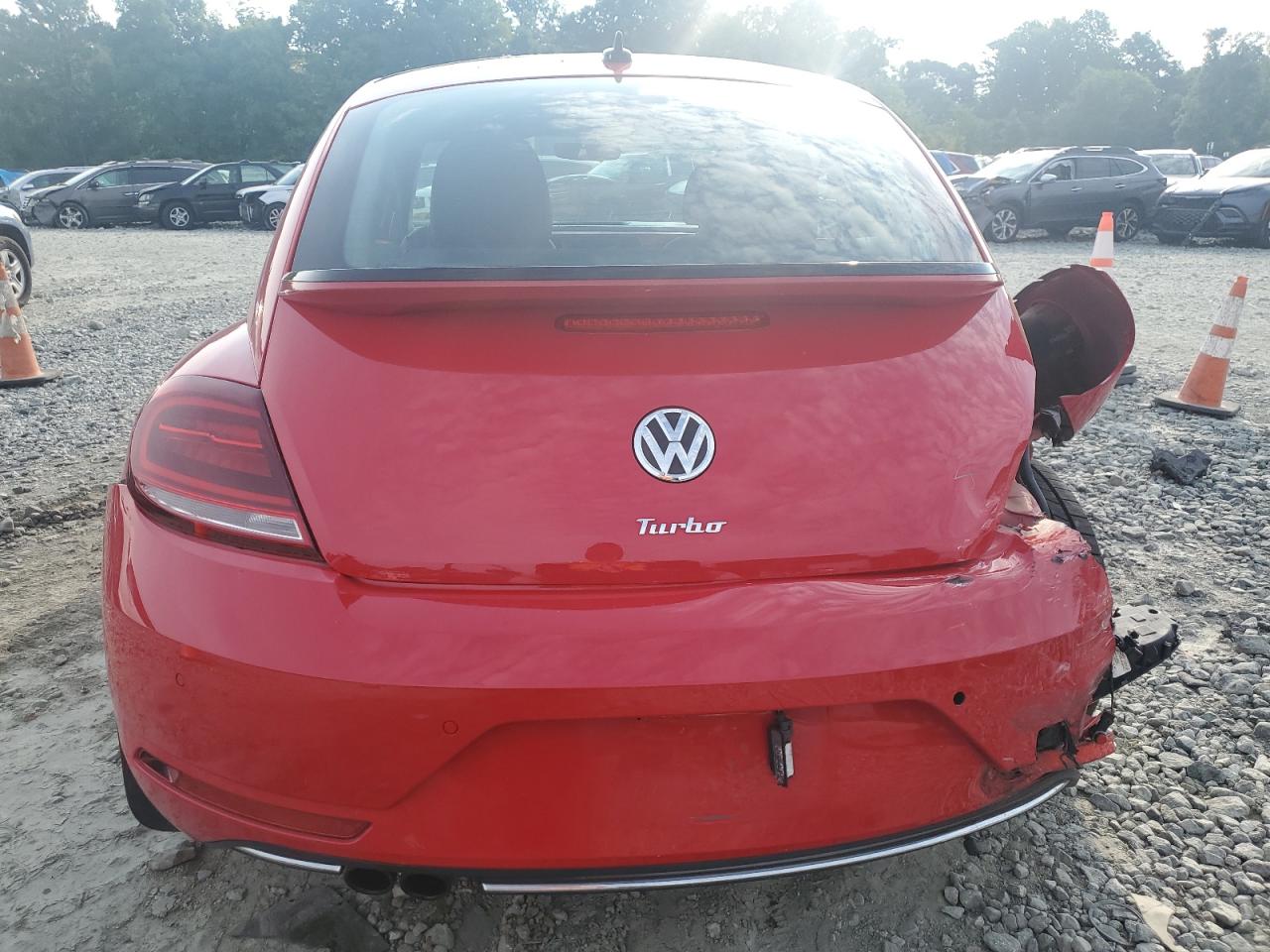 3VWJD7ATXJM728687 2018 Volkswagen Beetle Se