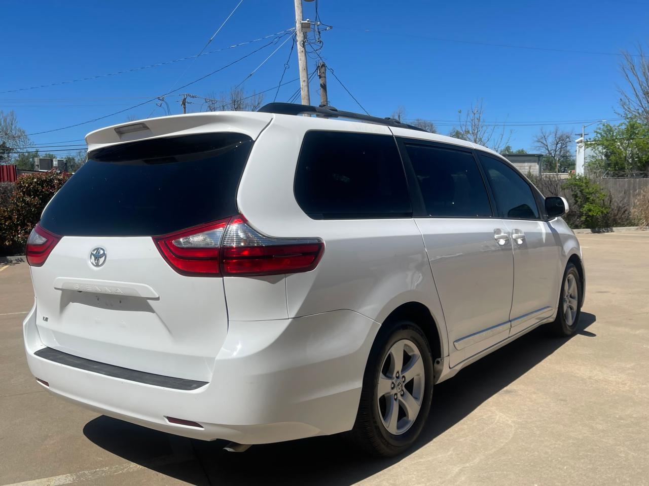 2015 Toyota Sienna Le vin: 5TDKK3DC3FS547083