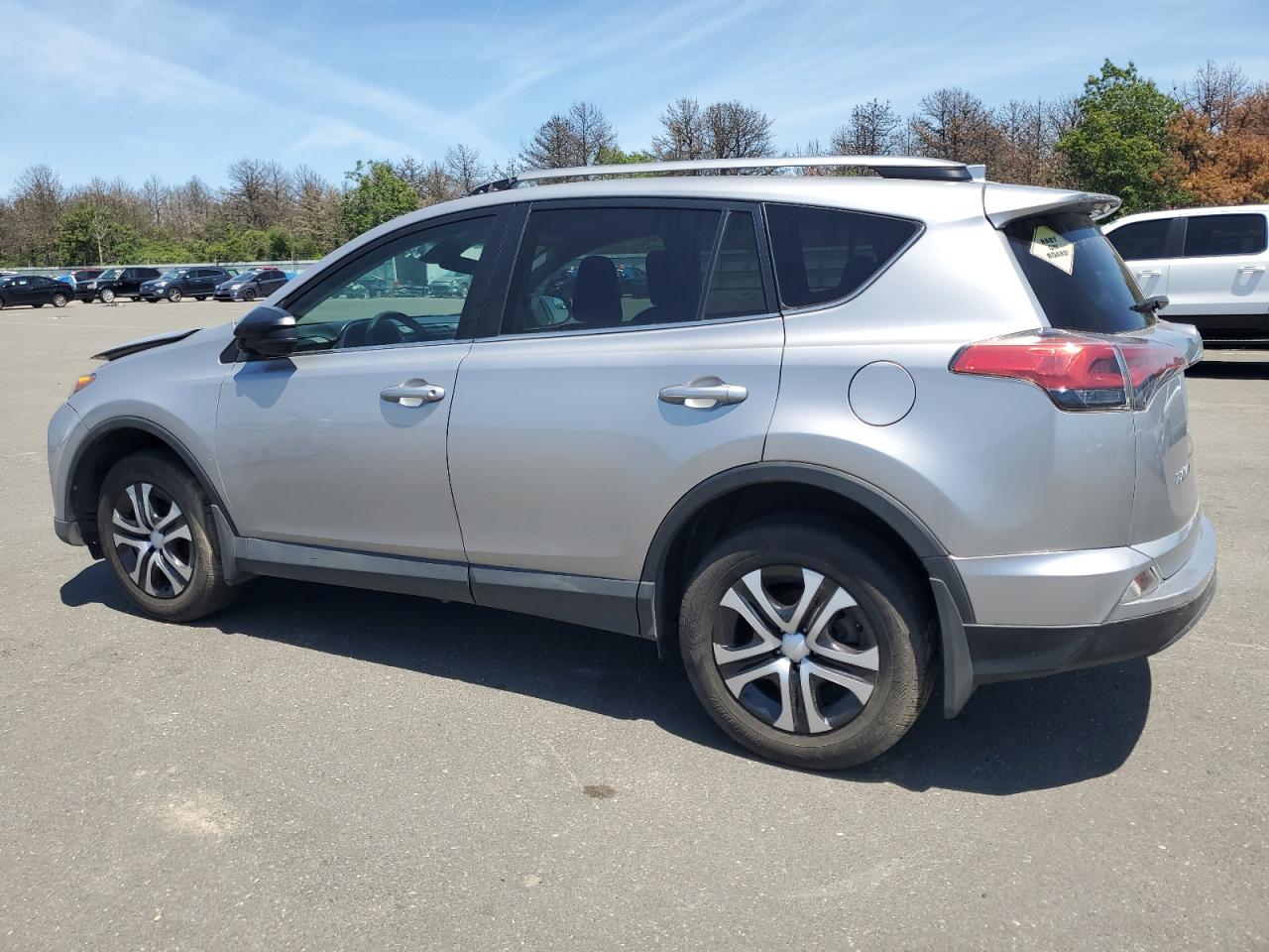 2017 Toyota Rav4 Le vin: 2T3BFREV5HW585536