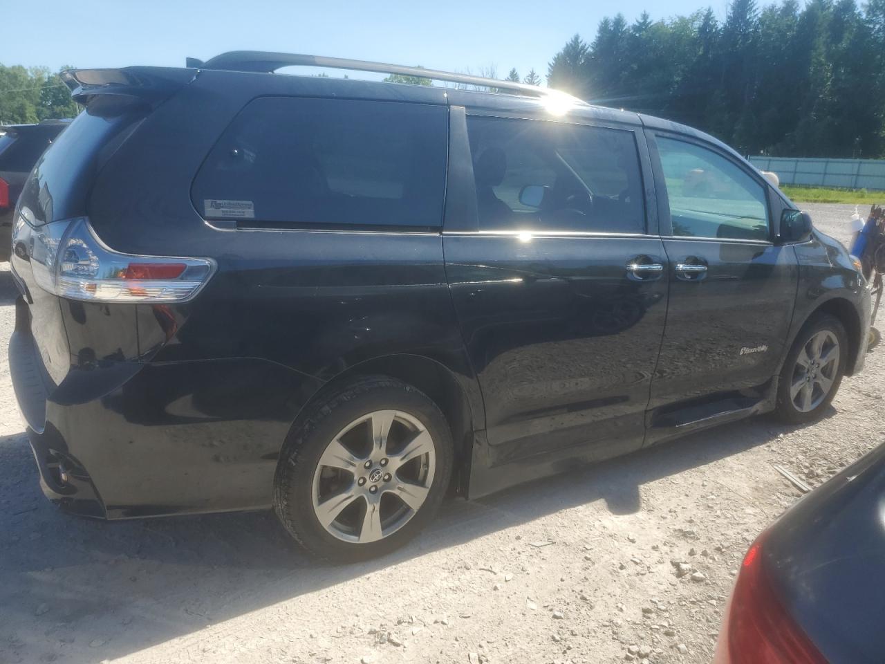 5TDXZ3DC0KS999052 2019 Toyota Sienna Se