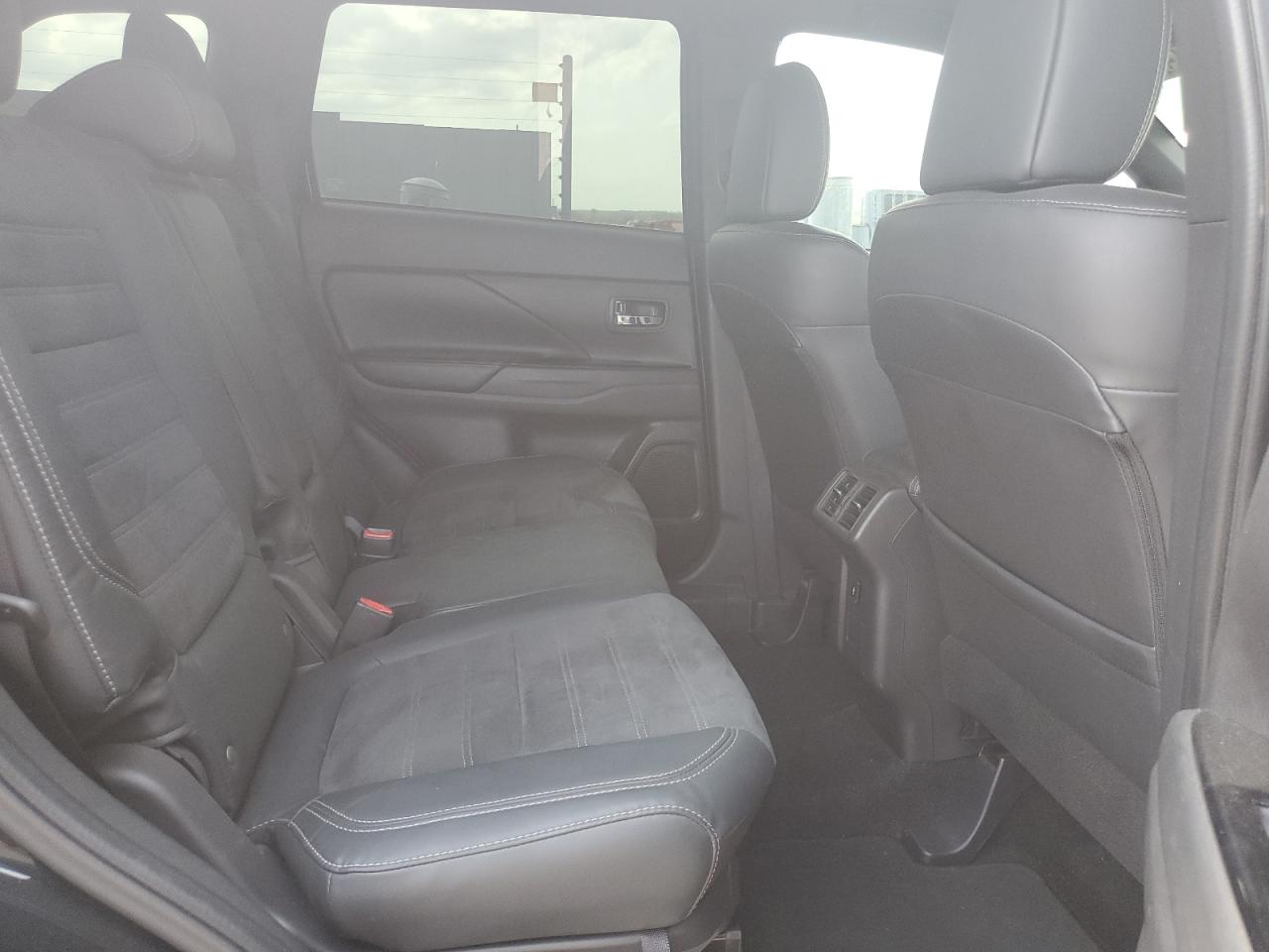 JA4AZ3A3XKJ000910 2019 Mitsubishi Outlander Se