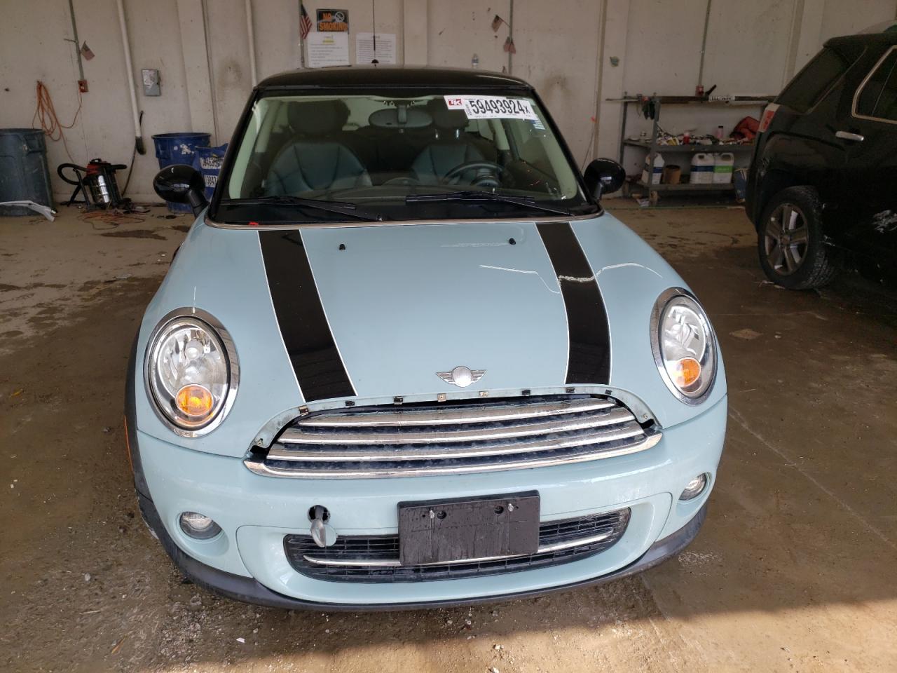 2012 Mini Cooper vin: WMWSU3C59CT257258