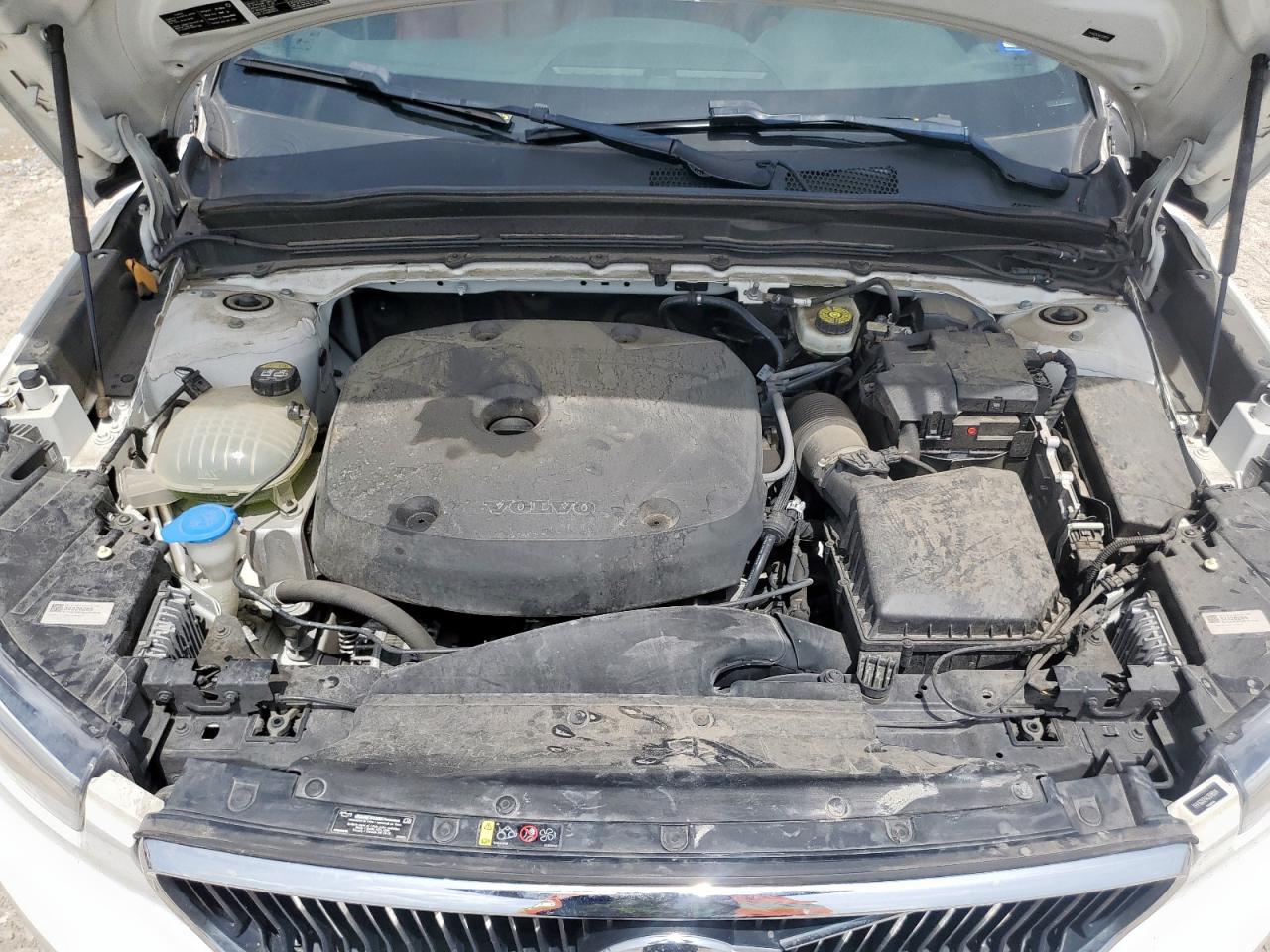 VOLVO XC40 T5 MOMENTUM