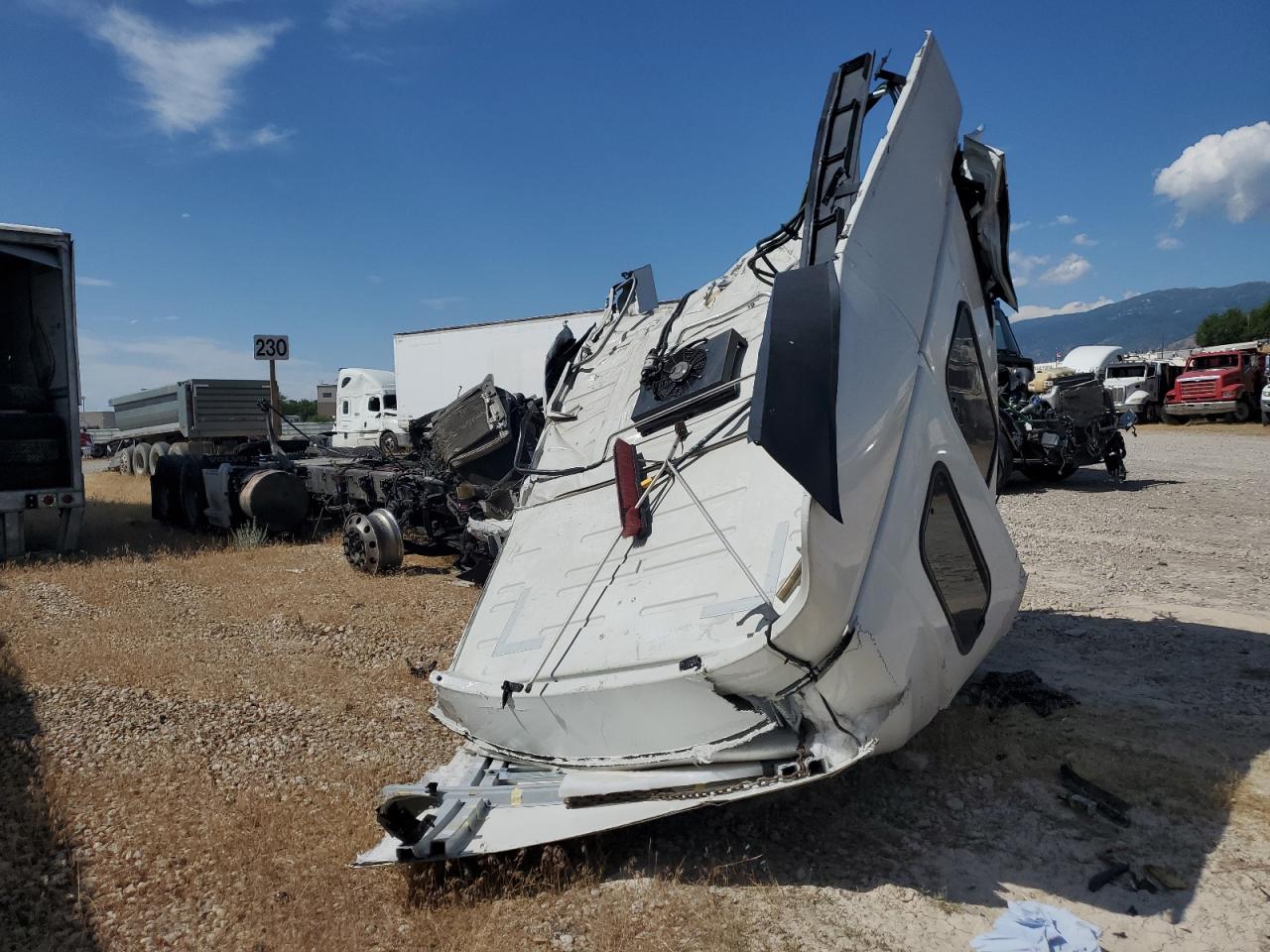  Salvage Volvo Vnl