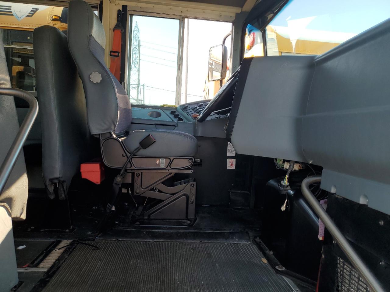 Lot #3225439915 2014 IC CORPORATION 3000 CE