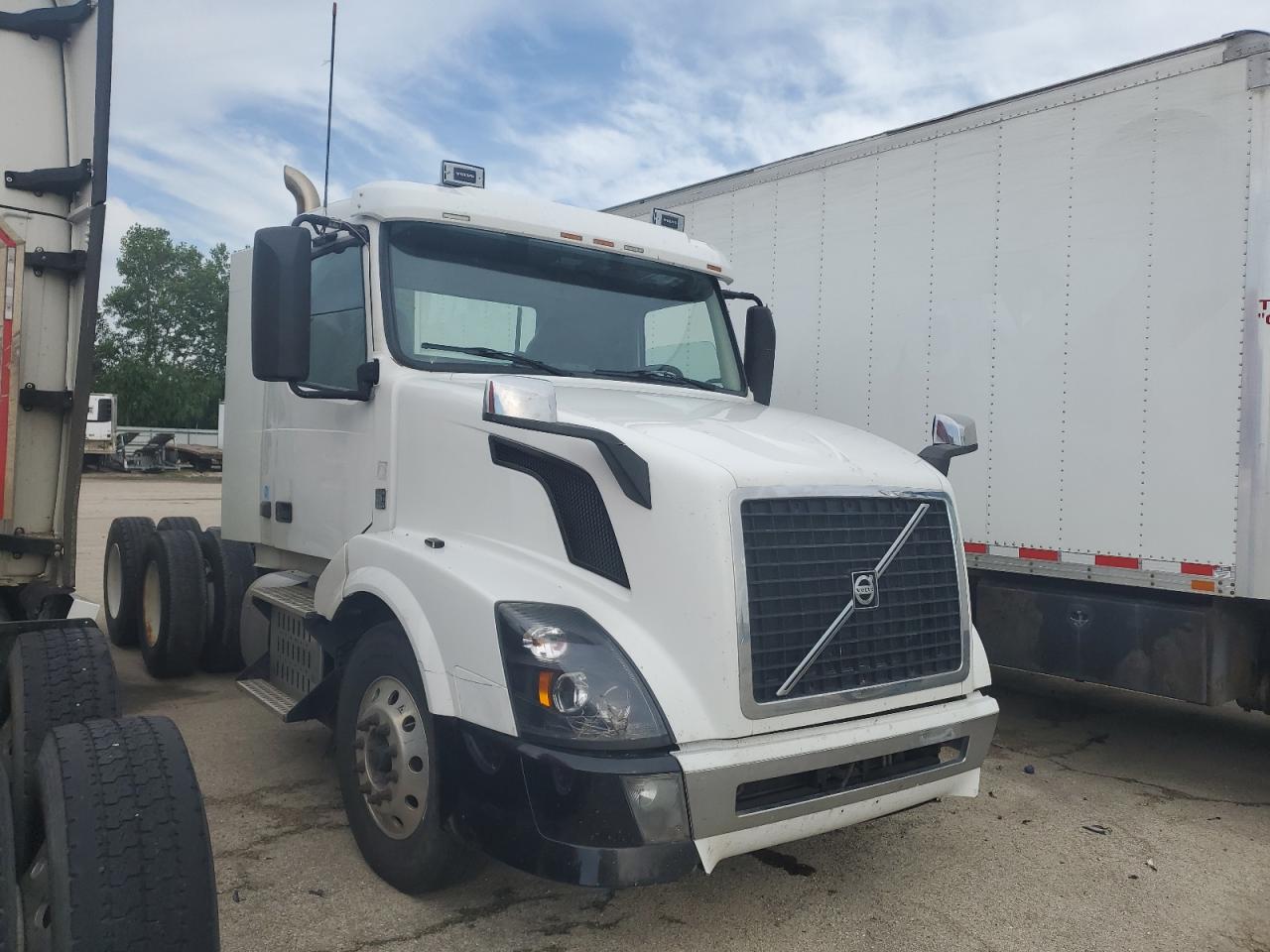 Lot #3296897894 2015 VOLVO VNL
