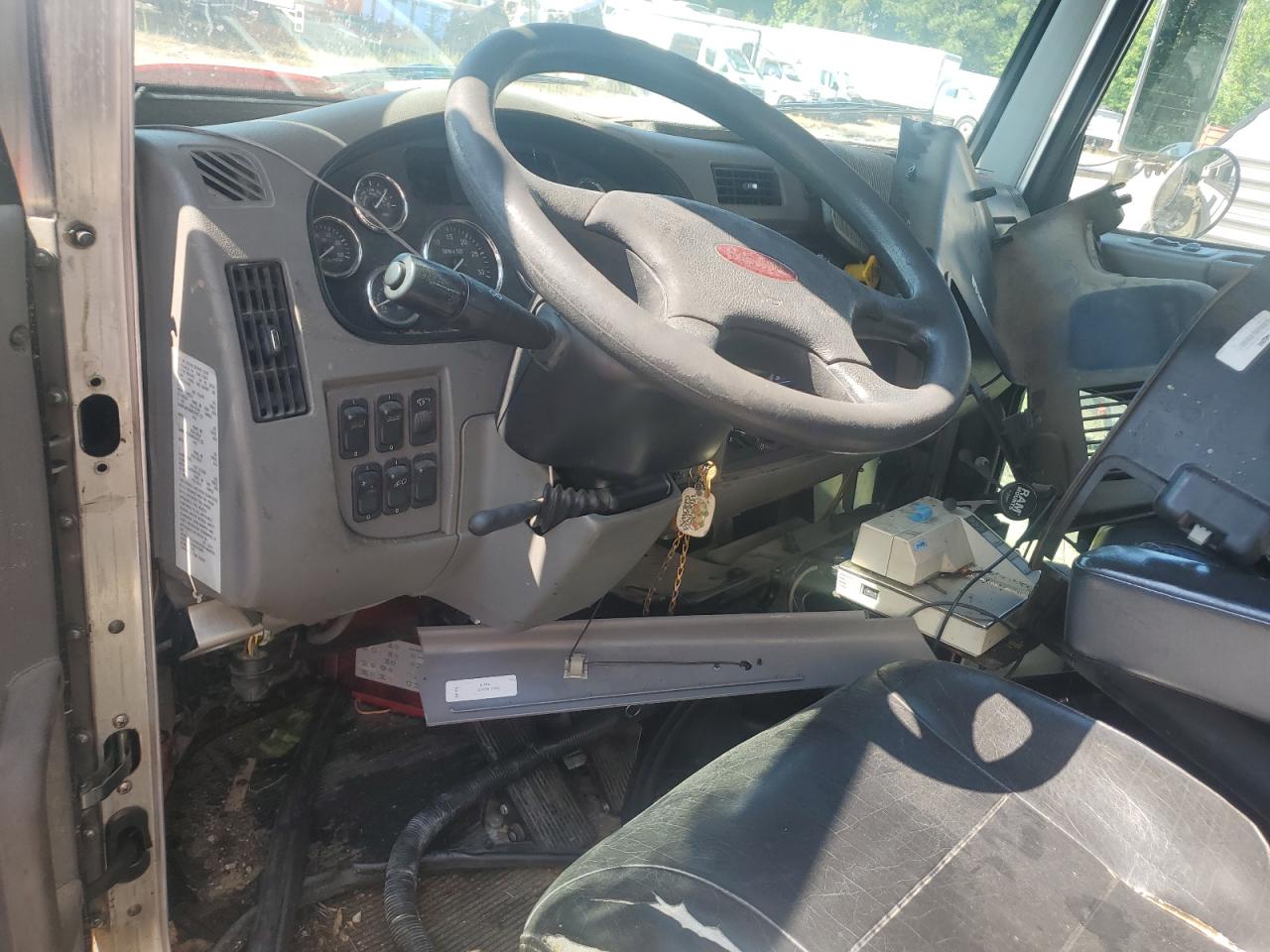 Lot #3259530100 2016 PETERBILT 337