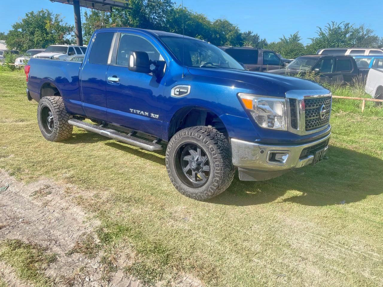 NISSAN TITAN SV