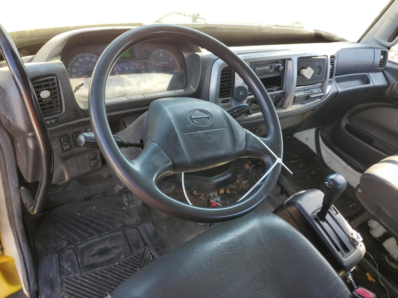 Lot #3302835901 2010 HINO 258/268