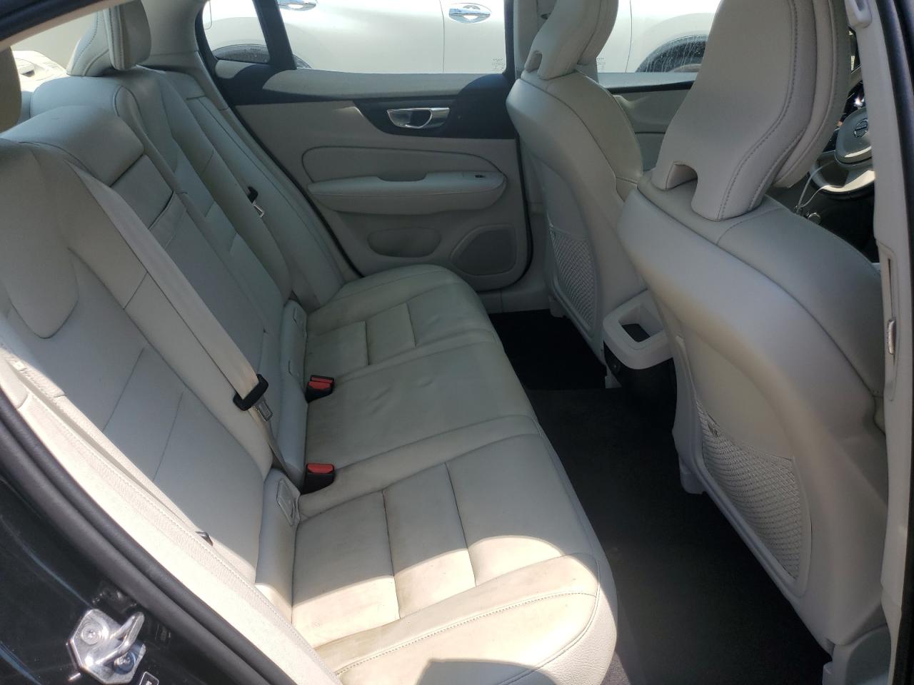 VOLVO S60 B5 MOMENTUM