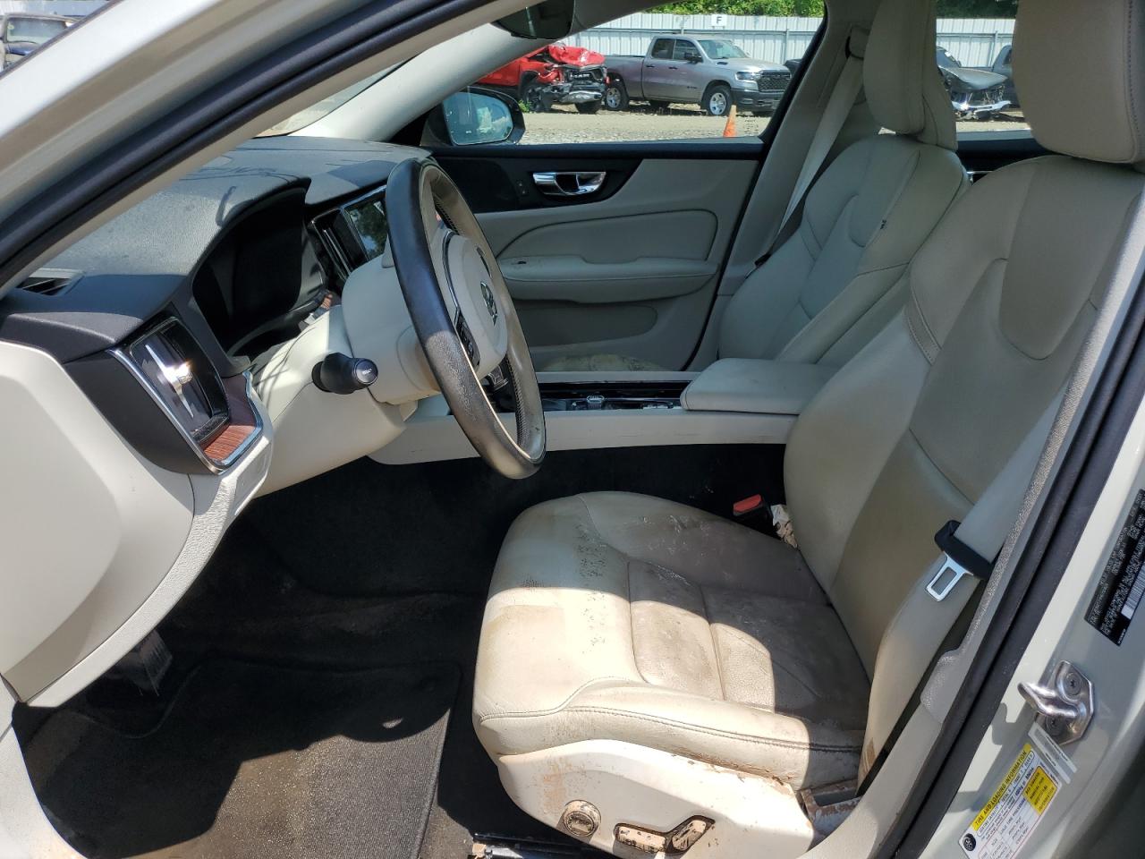 VOLVO S60 T5 MOMENTUM