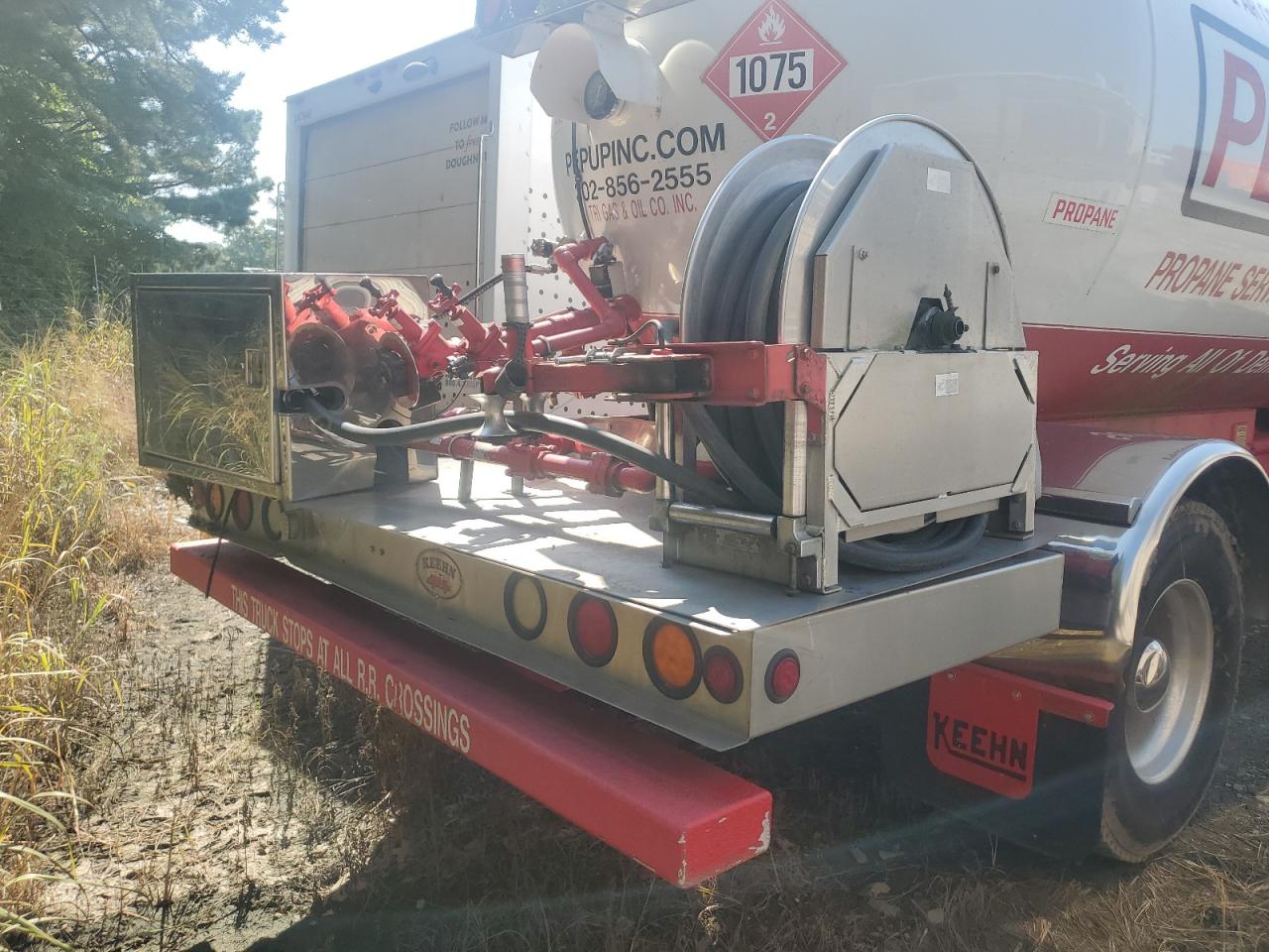 Lot #3259530100 2016 PETERBILT 337