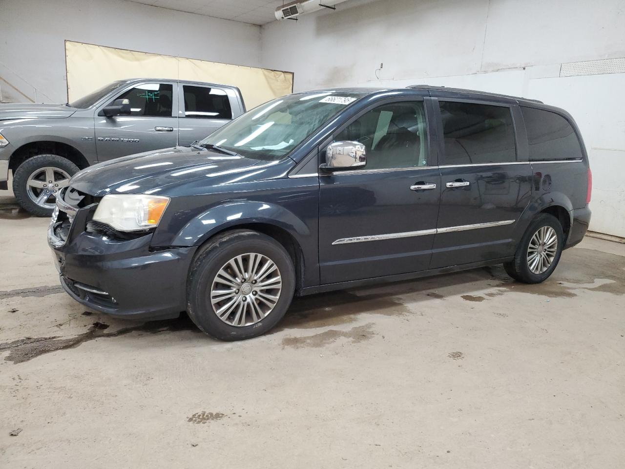 CHRYSLER TOWN & COUNTRY TOURING L