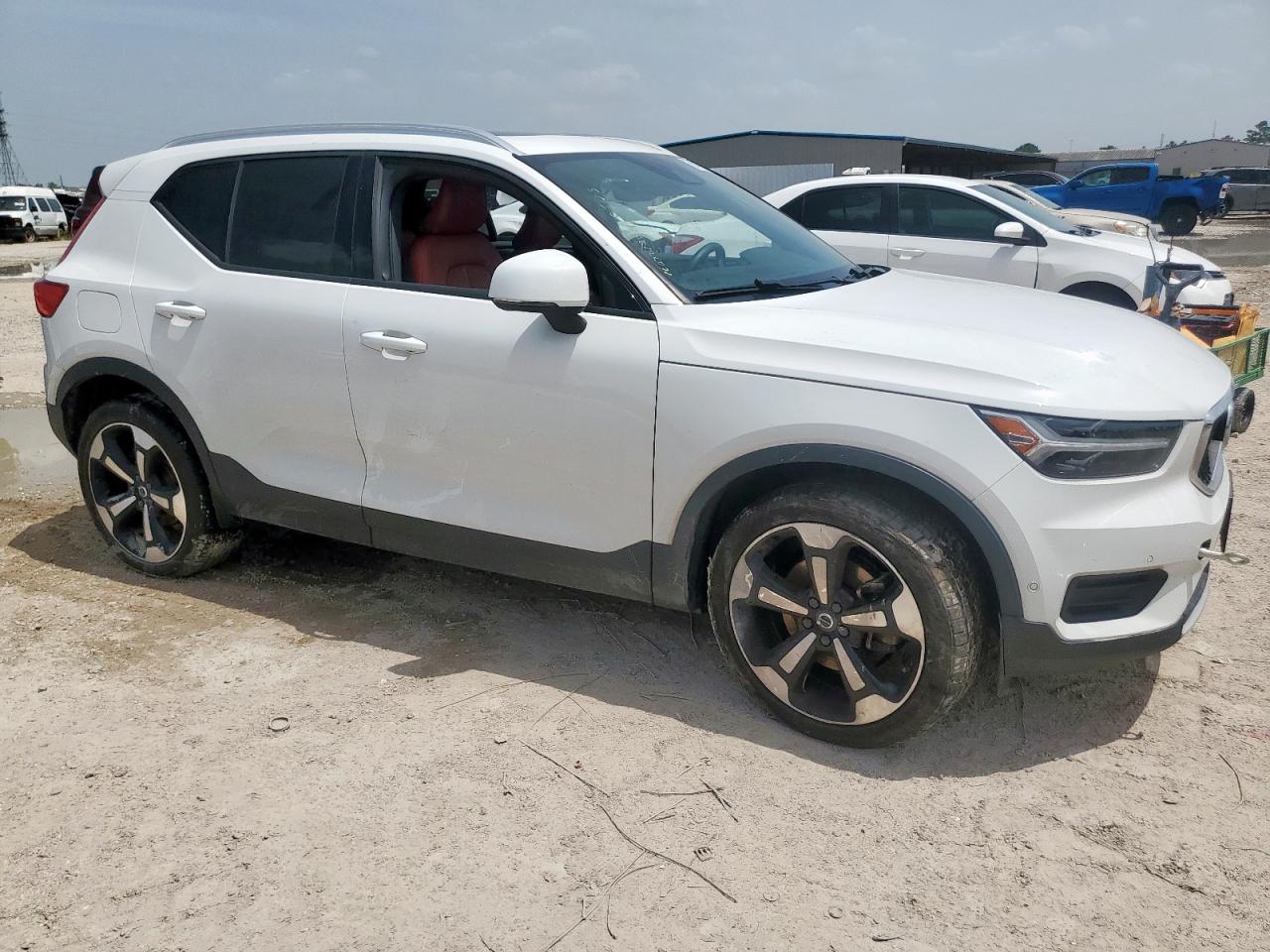 VOLVO XC40 T5 MOMENTUM
