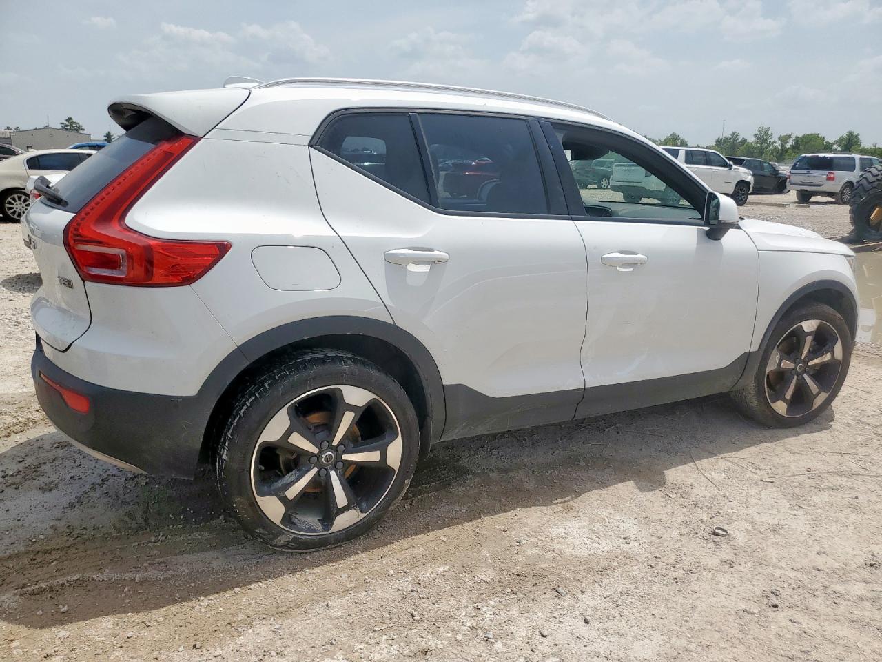 VOLVO XC40 T5 MOMENTUM